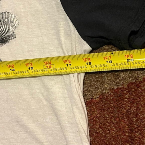 Woman's XS Volcom cropped T-shirt. #volcom #croptop - Picture 4 of 5